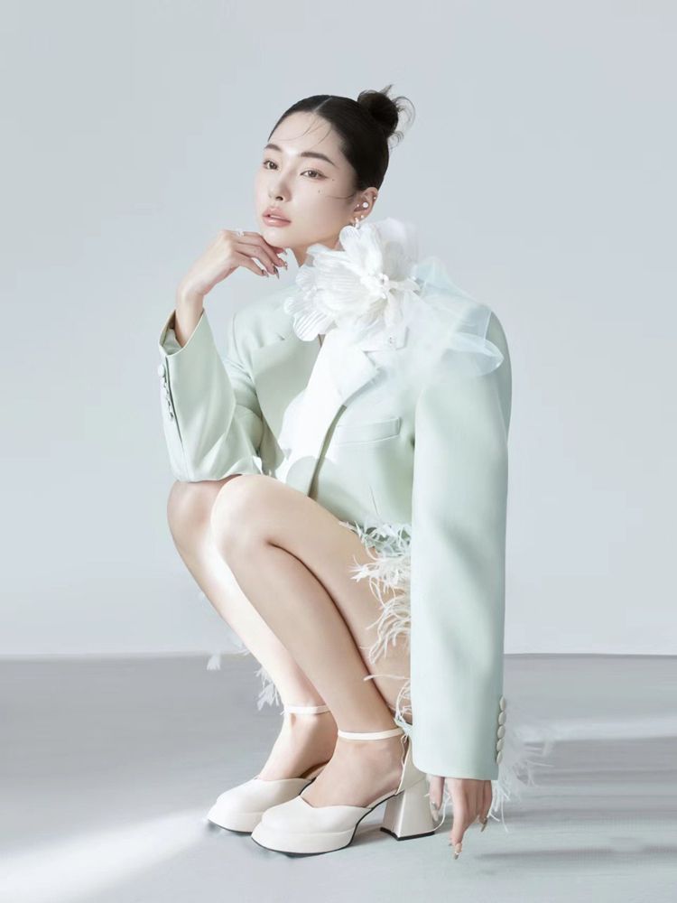 Green Ostrich Feather Suit 202 - Ethnic Fashion Magazine recension och pris