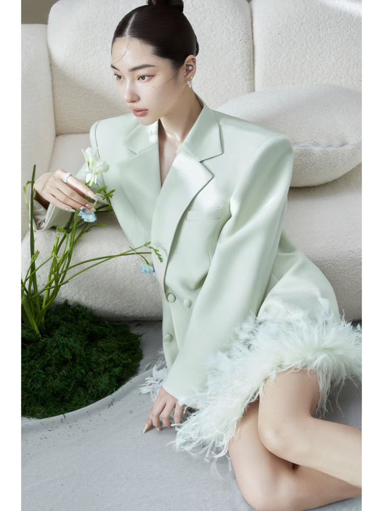Green Ostrich Feather Suit 202 - Ethnic Fashion Magazine recension och pris